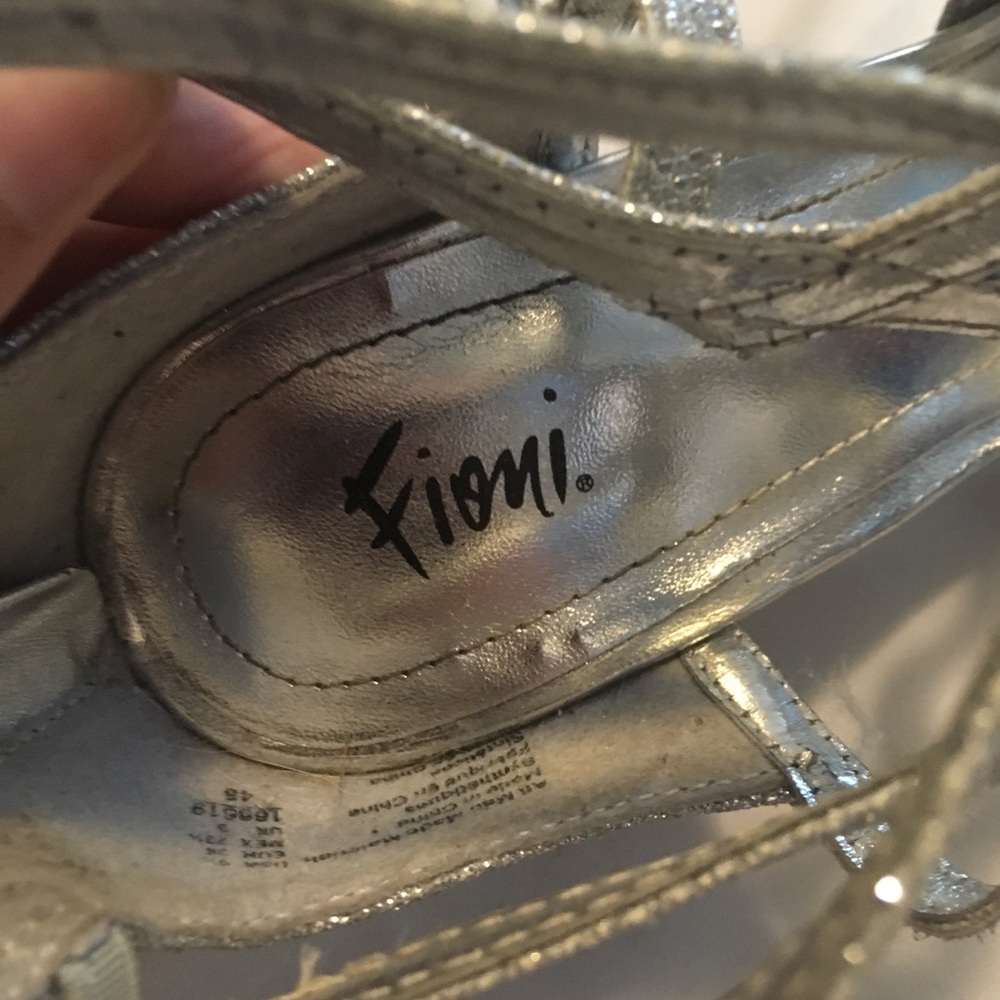 Silver Heel - Picture 3 of 3